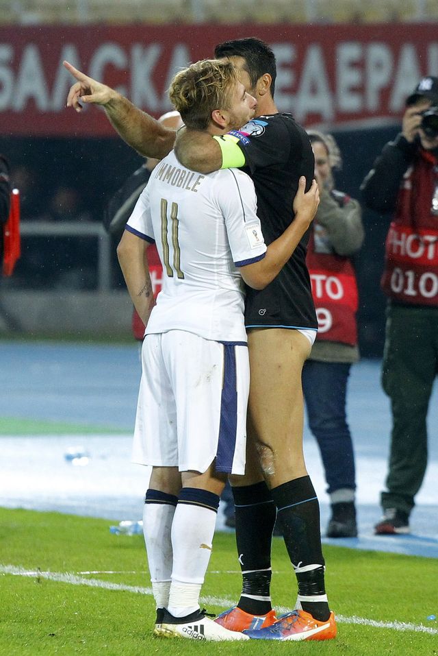 Легендарний воротар вийшов на поле в самих трусах: курйозні фото - фото 109301