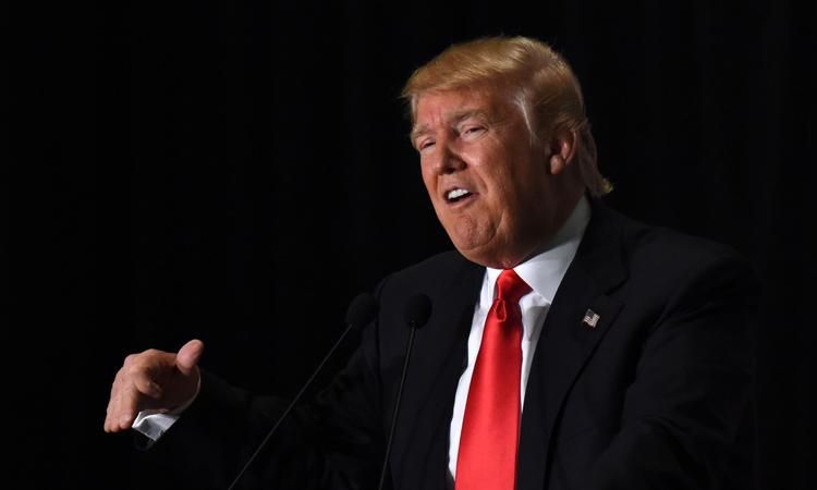 Росіяни виготовили для Трампа золотий iPhone