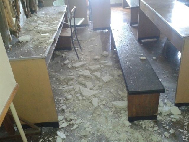 На одеських студентів під час лекції впала стеля - фото 116817