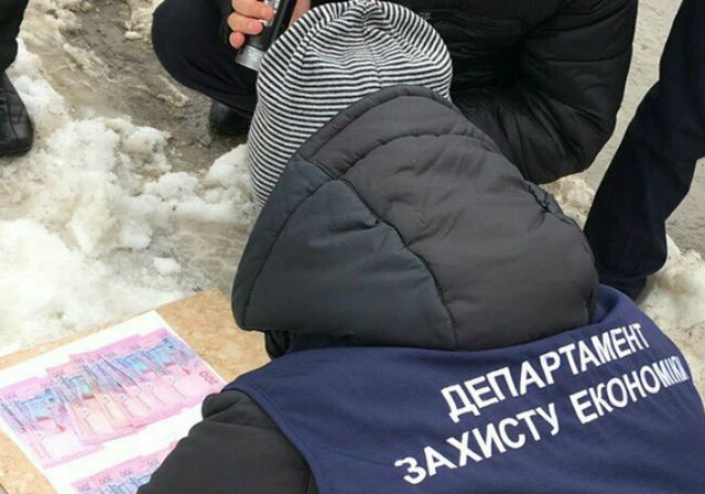 Хмельницький хабарник сипав грішми з авто, тікаючи від поліції - фото 121347