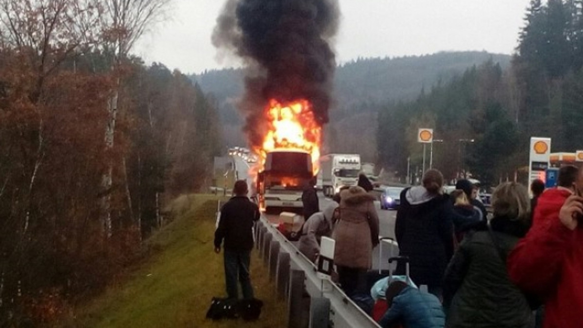У Чехії вщент згорів автобус, яким їхали українці - фото 1