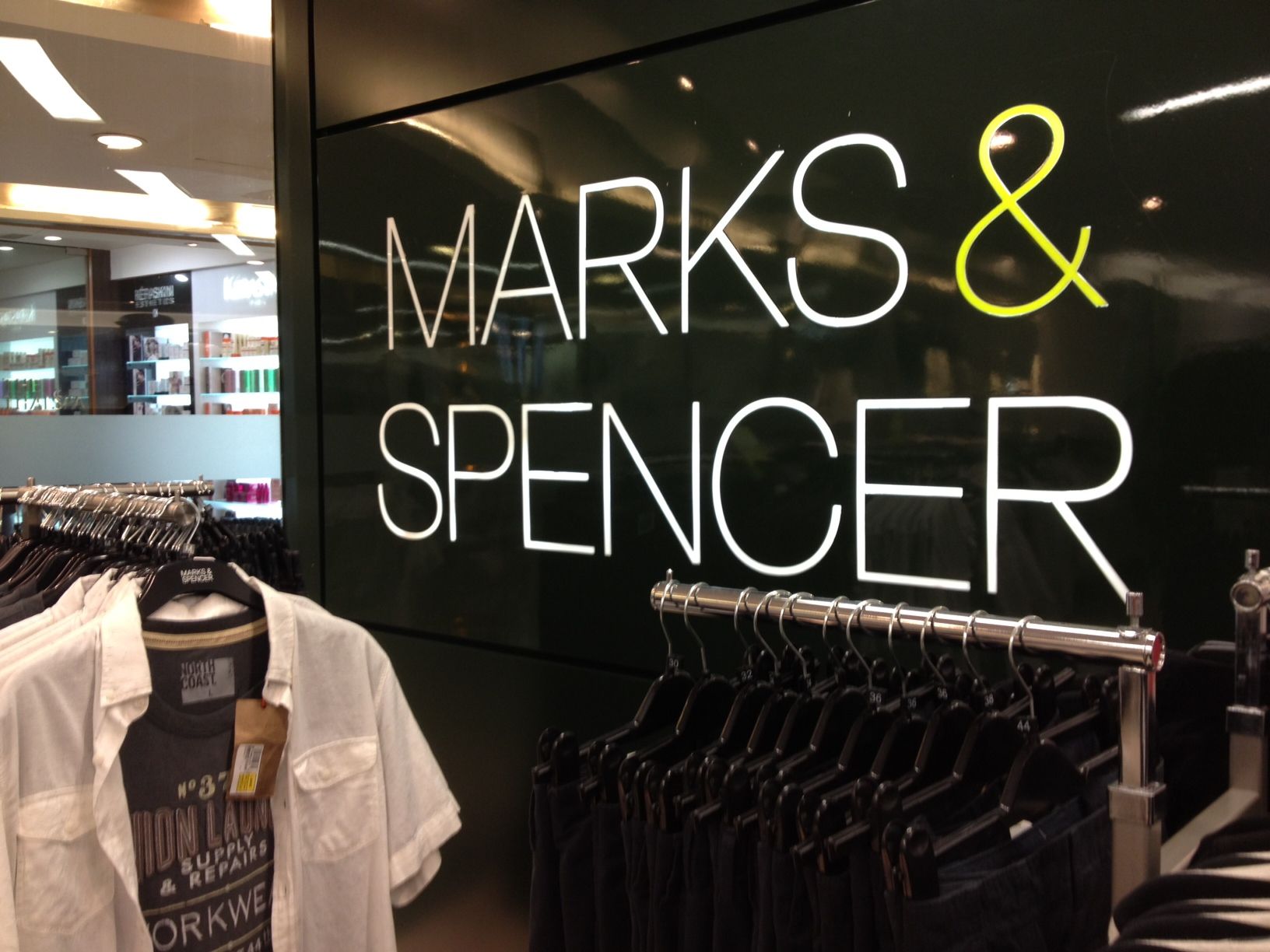 Marks & Spencer масово зачиняє свої магазини