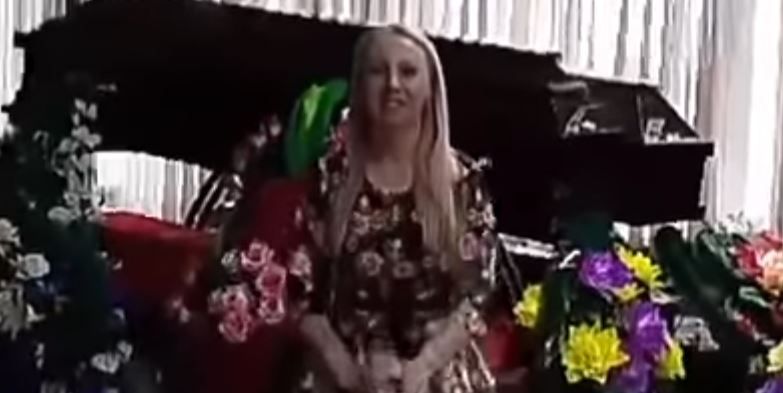 Російська депутат качала сідниці на фоні трун: шокуюче відео