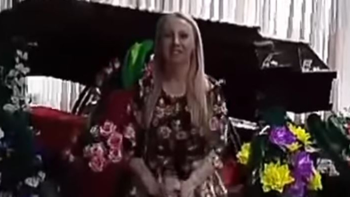 Російська депутат качала сідниці на фоні трун: шокуюче відео - фото 1