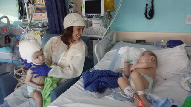 Фото дня: роз'єднані сіамські близнюки вперше побачили один одного - фото 121366