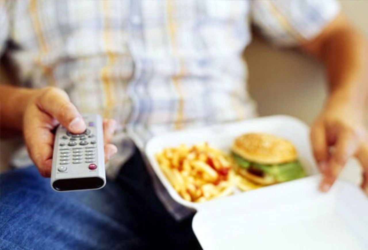 Чому не можна їсти перед телевізором