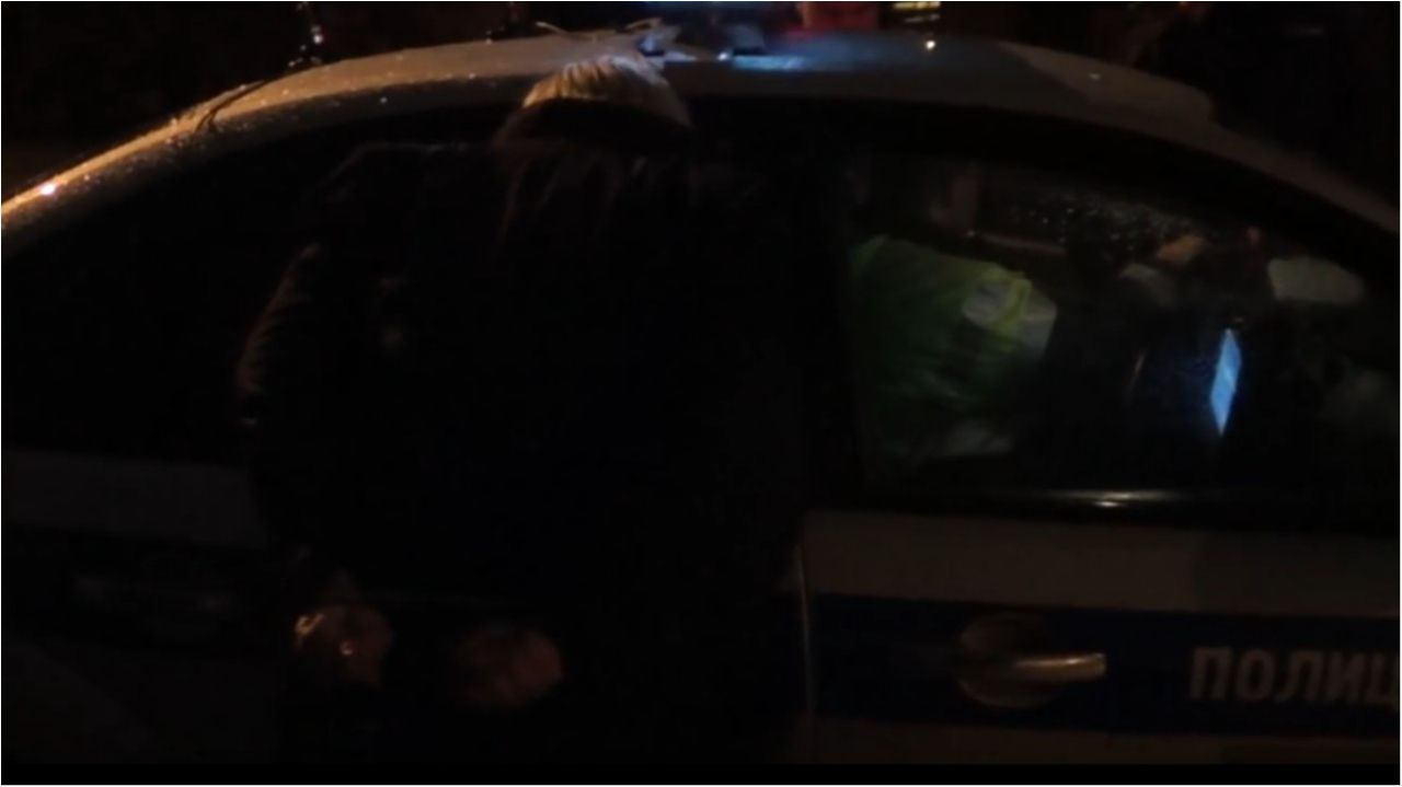 У Росії п'яна жінка покусала поліцейських: з'явилося відео