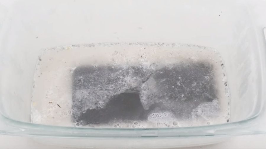 Блогер спробував розчинити iPhone 7 в кислоті: відео краш-тесту