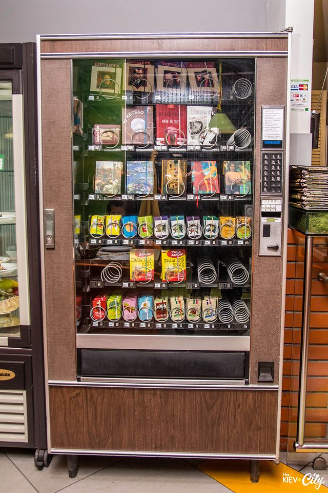 Переселенці відкрили перший в Україні букомат - фото 115263