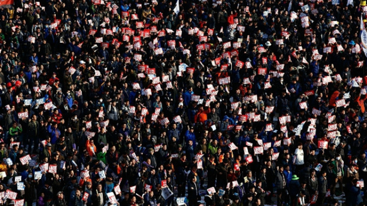 Мітинг у Південній Кореї: Тисячі людей хочуть відставки президента - фото 1