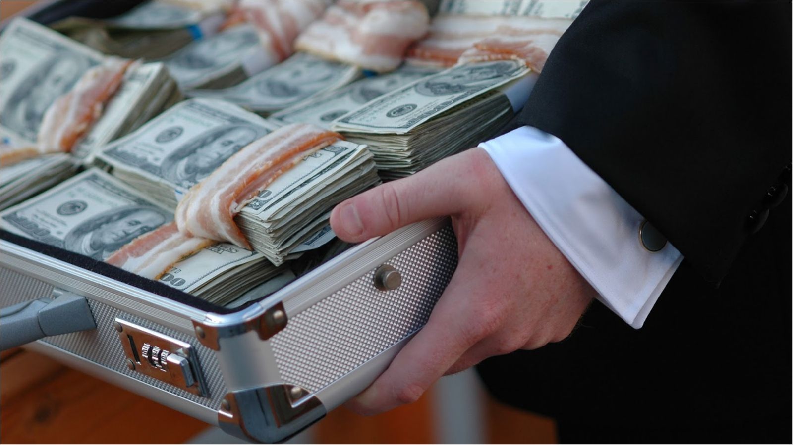 Скільки українських чиновників спіймали на хабарах з початку року