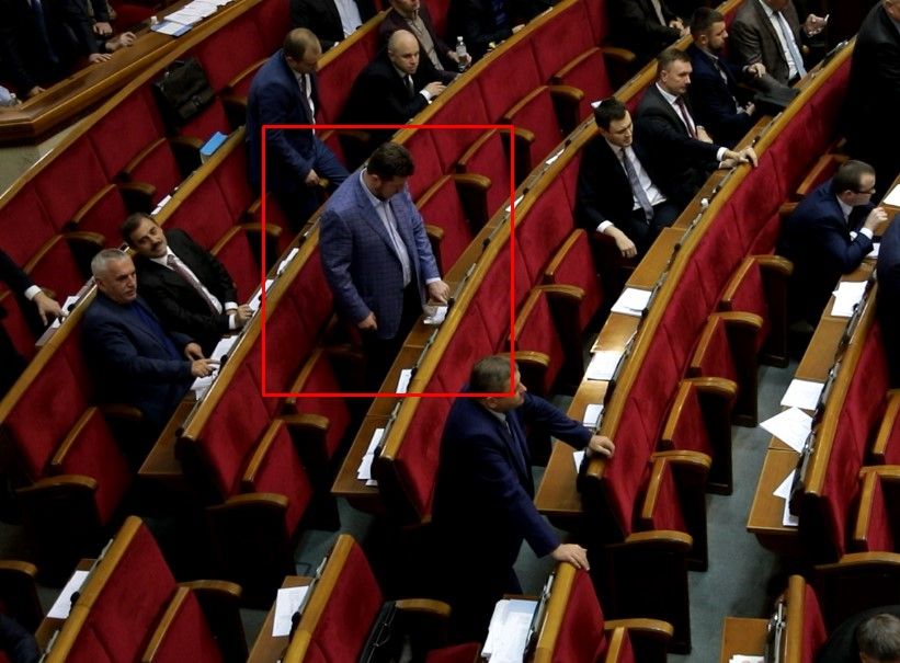 Депутат "кнопкодавив" за трьох у Верховній Раді