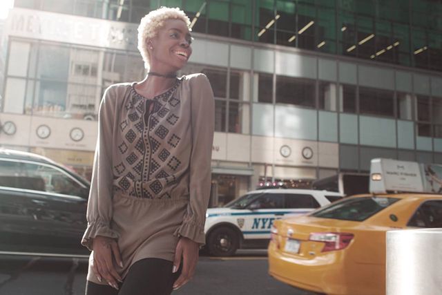 Відома афроамериканська модель покрасувалася в українських вишиванках - фото 119014