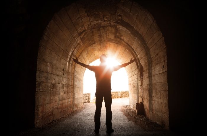 Вчені пояснили феномен "світла в кінці тунелю"