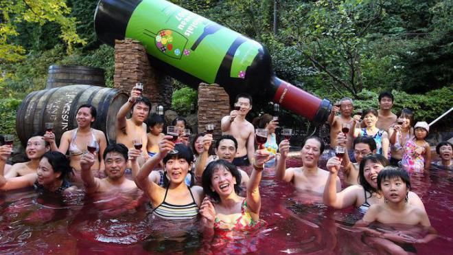 Японський готель вразив відвідувачів неймовірним басейном