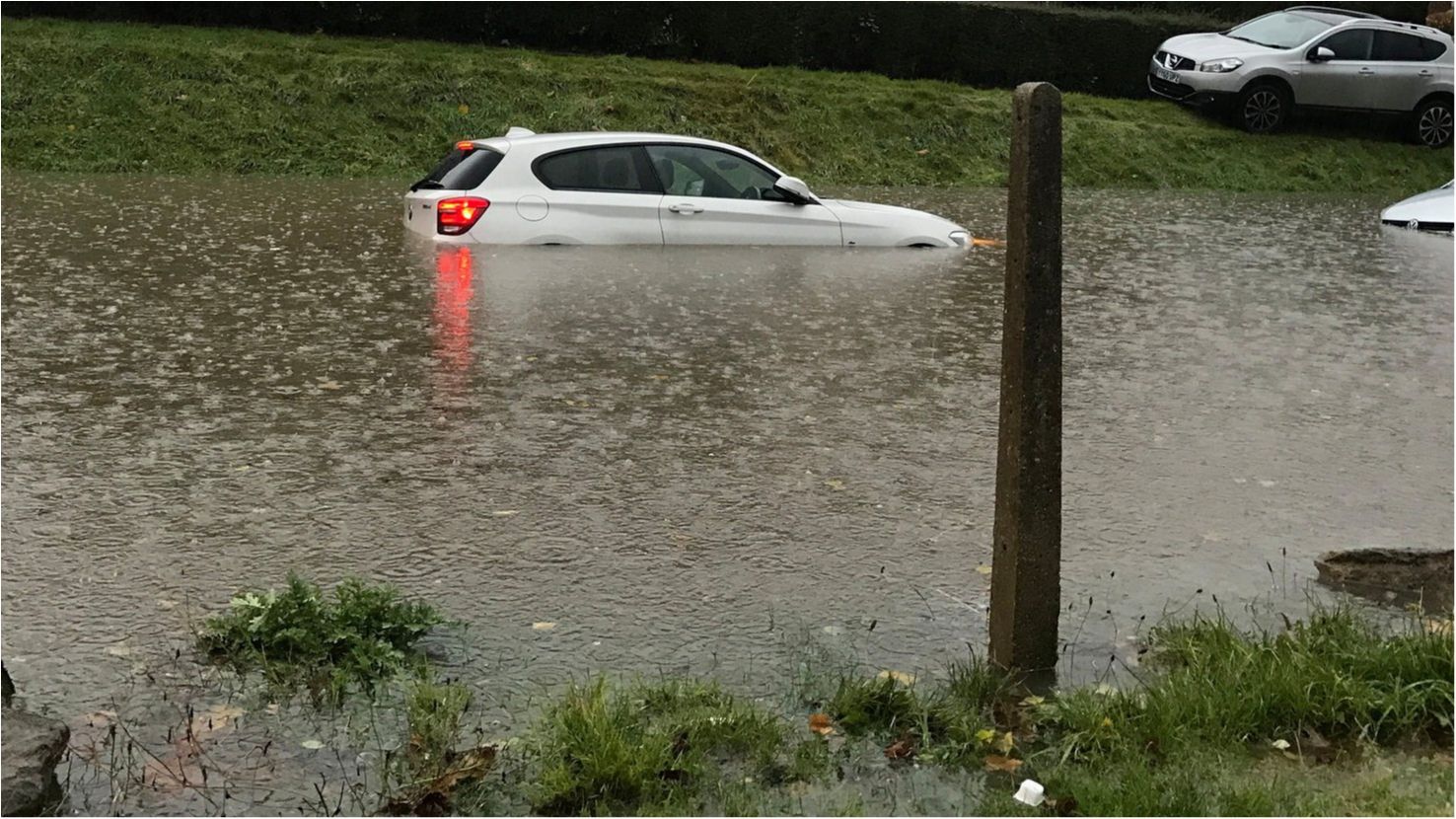 Великобританію накрив потужний шторм: тисячі будинків без світла