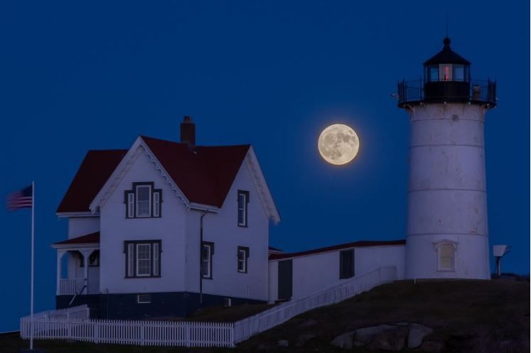 У мережі з'явилися неймовірні фото Супермісяця з усього світу
