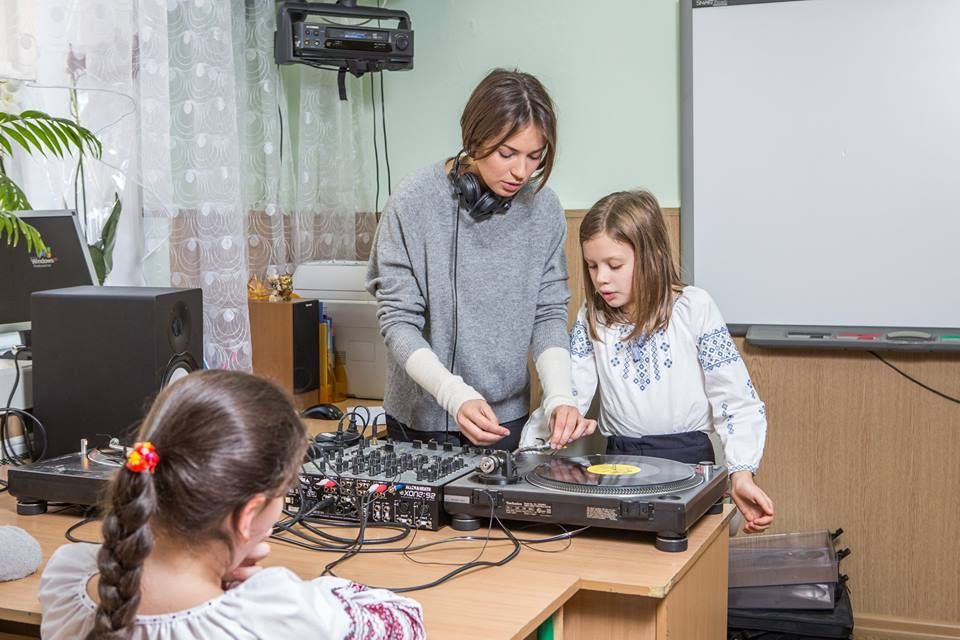 Скандальна дівчина Лещенка вибачилися за слова про україномовні квоти на радіо