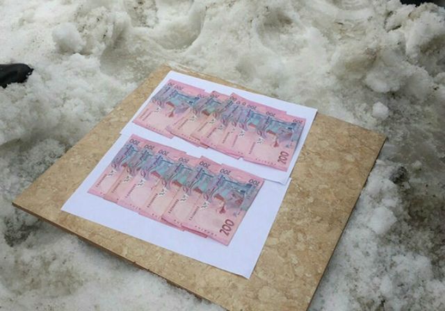 Хмельницький хабарник сипав грішми з авто, тікаючи від поліції - фото 121346