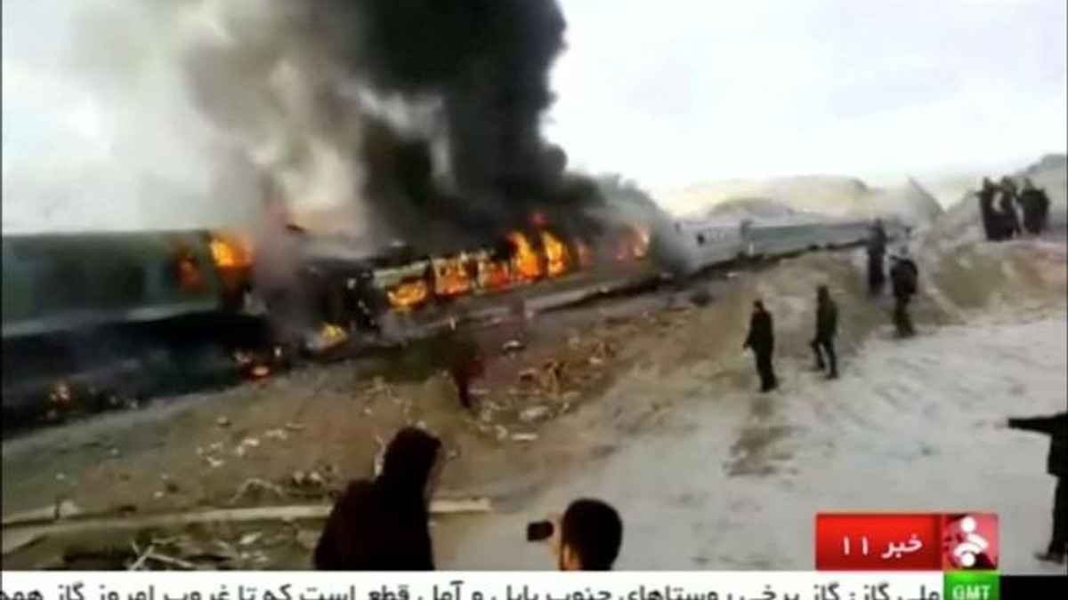 З'явилося відео смертельної аварії поїздів в Ірані - фото 1