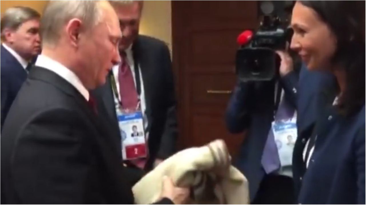 З'явилося відео передачі Путіну перуанського светра