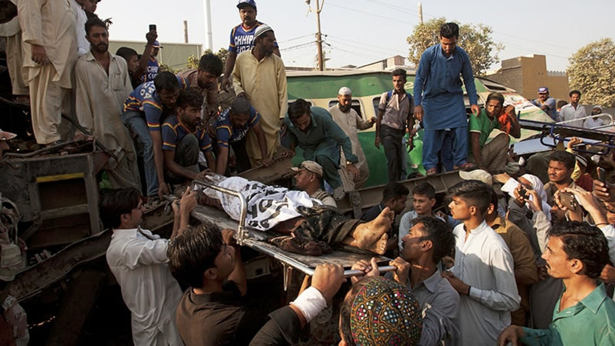 Страшне зіткнення двох потягів у Пакистані: 18 загиблих - фото 1