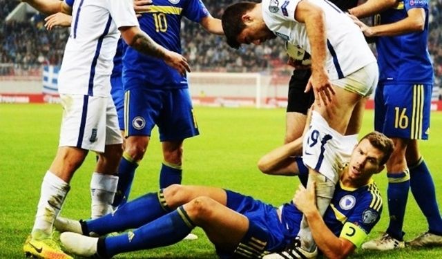 Футболіст роздягнув суперника під час матчу: курйозне відео