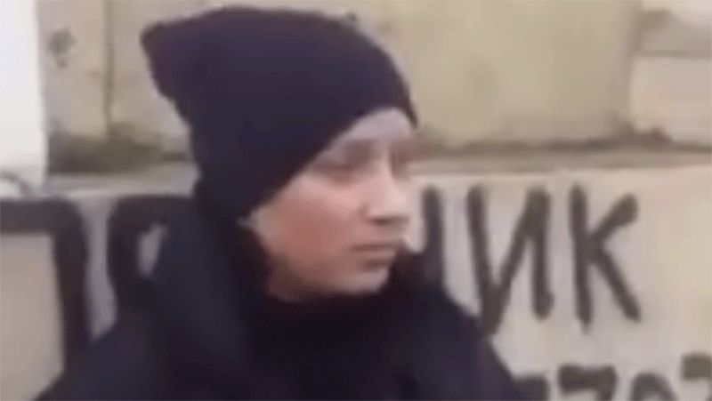 У поліцейської, з якої познущалися молодики, стався мікроінсульт