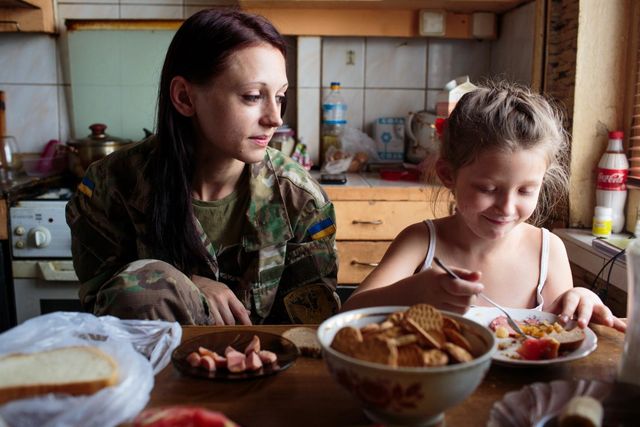 Героїзм українок на передовій показали у неймовірних фото - фото 115968