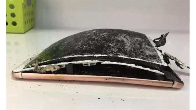 Новенький iPhone 7 вибухнув від падіння на землю: фотофакт