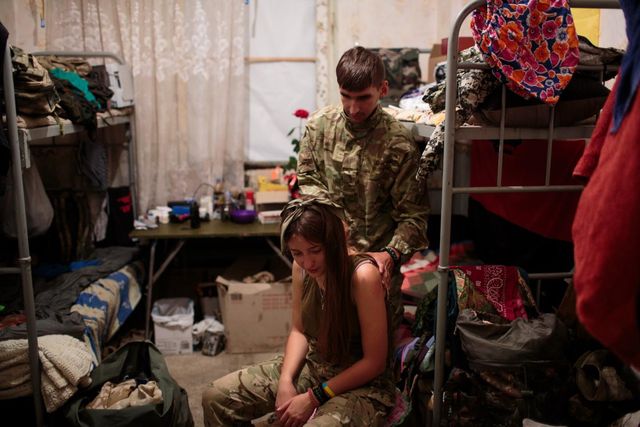 Героїзм українок на передовій показали у неймовірних фото - фото 115972