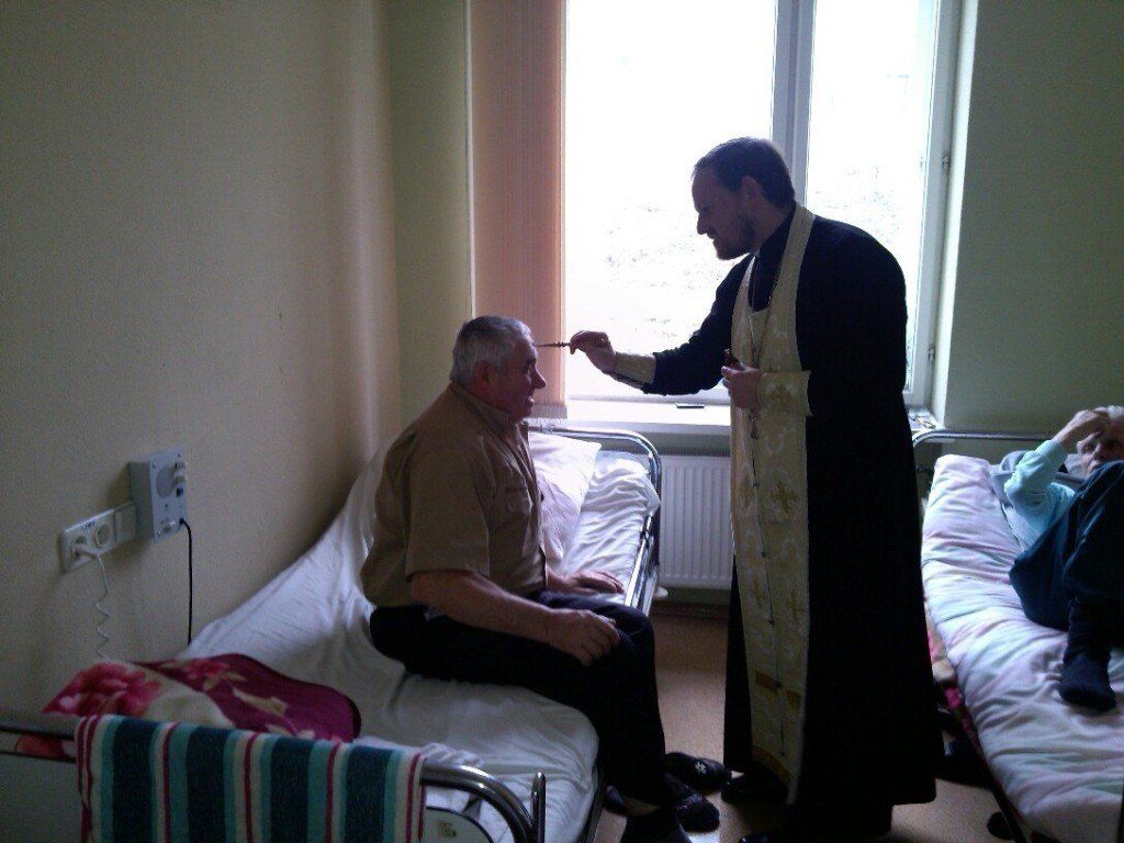 Рада не дозволила священиками відправляти служби в медустановах