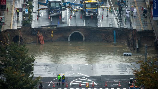У Японії величезна яма поглинула цілу вулицю