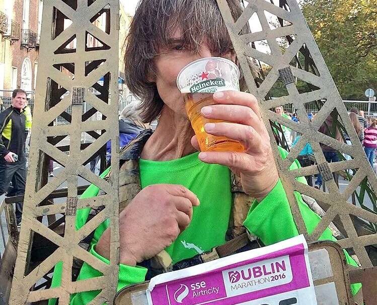 70-річний дідусь у костюмі Ейфелевої вежі пробіг марафон