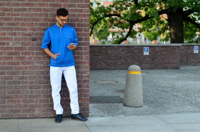 Польські лікарі переодягнуться в синьо-жовті халати - фото 116840