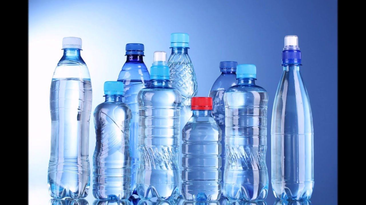 Яка небезпека ховається в бутильованій воді