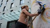 Femen намагалися розбити фрагмент Берлінської стіни через перешкоди 