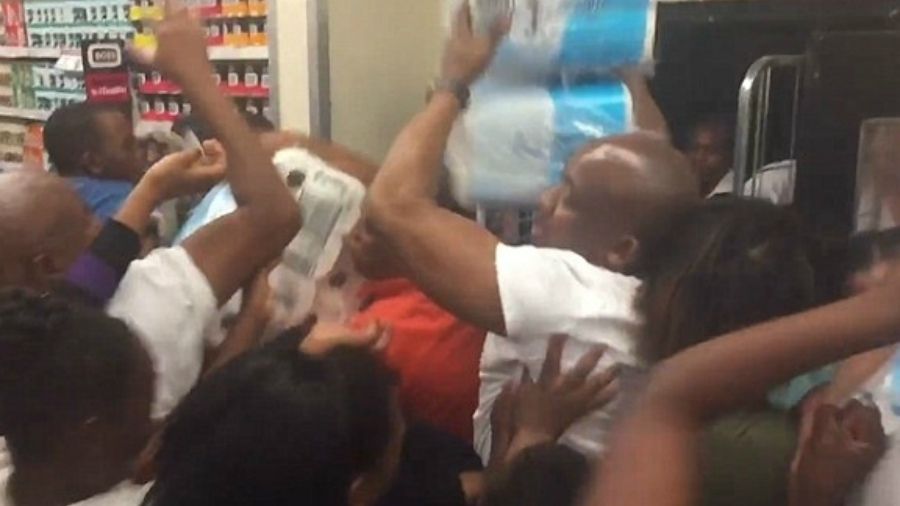 Жителі ПАР влаштували бійку за туалетний папір