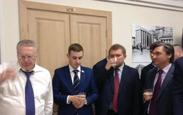 Олів'є і шампанське: як у Держдумі РФ святкують перемогу Трампа- фото 117153