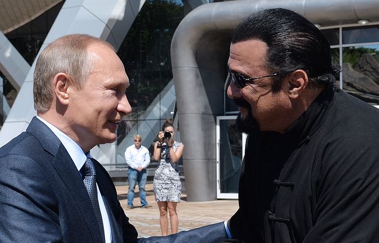 Опубліковано відео, як Путін особисто вручив Сігалу російський паспорт