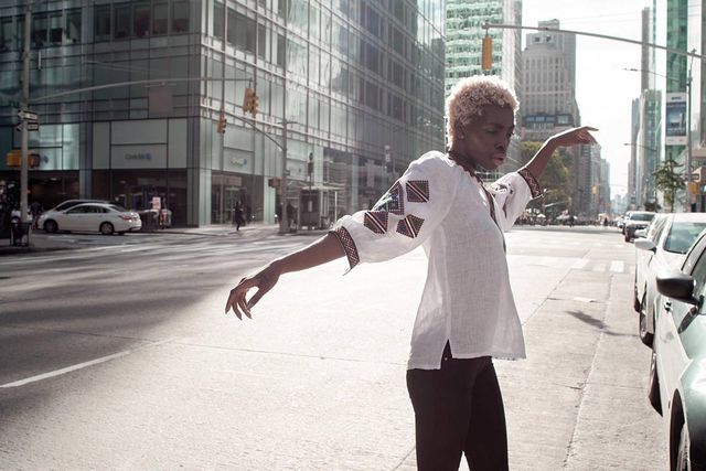 Відома афроамериканська модель покрасувалася в українських вишиванках - фото 119013