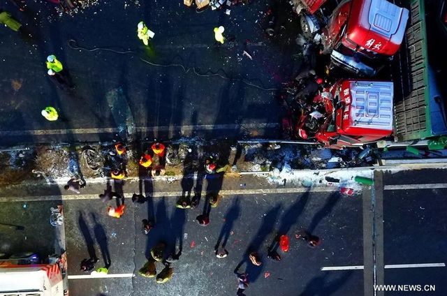 У Китаї зіткнулися 56 авто: 17 загиблих
 - фото 120485