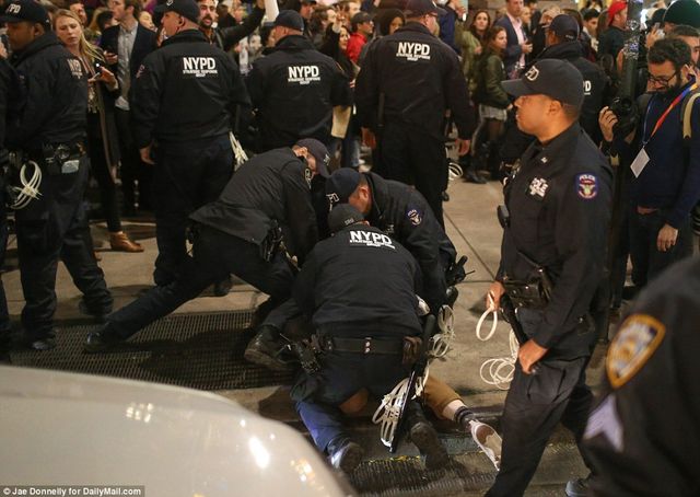 На мітингу проти Трампа у Портленді стрілянина: є поранені - фото 117951