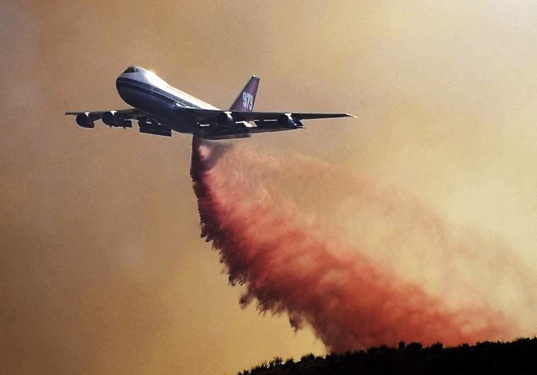 З'явилося відео, як найбільший пожежний літак гасить вогонь в Ізраїлі