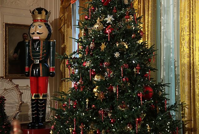 Білий дім прикрасили до Різдва: неймовірні фото - фото 122809