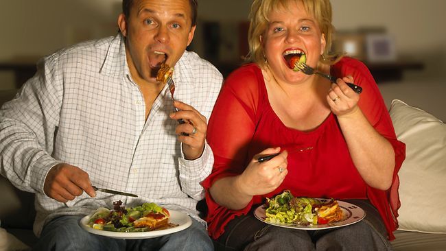 До чого призводить перегляд телевізора під час їжі