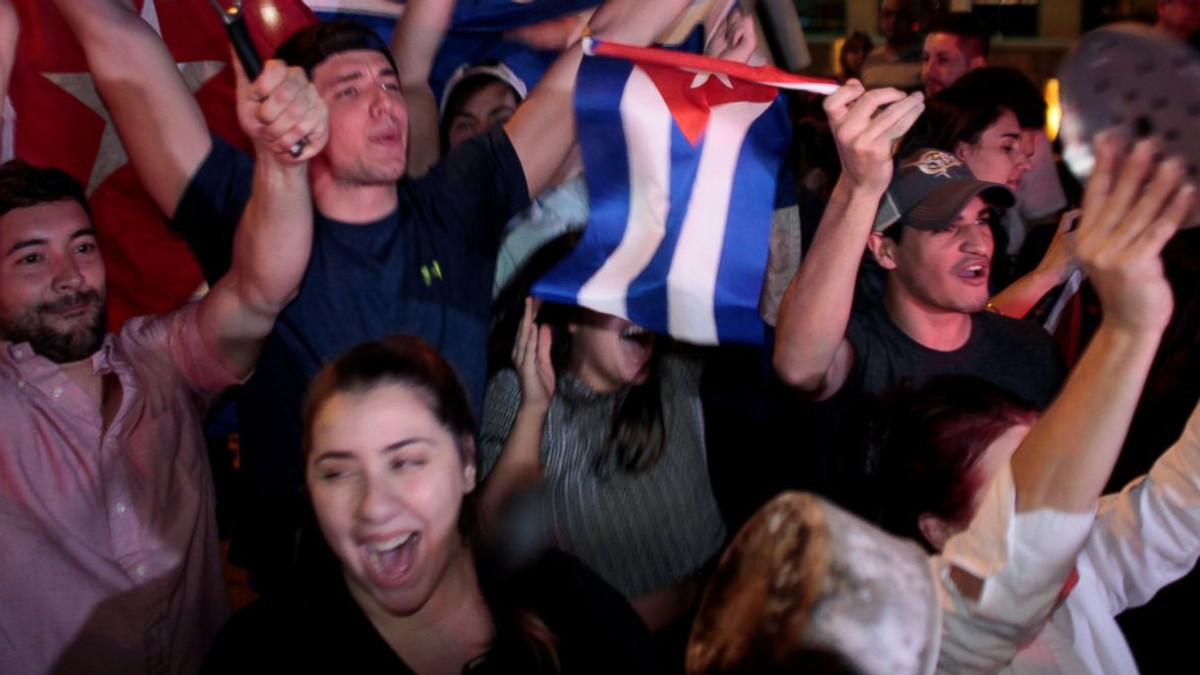 Сотні кубинців влаштували гуляння через смерть Фіделя Кастро - фото 1
