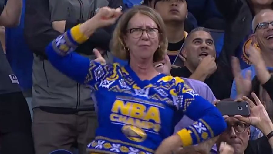 Вболівальниця у синьо-жовтому костюмі підірвала інтернет