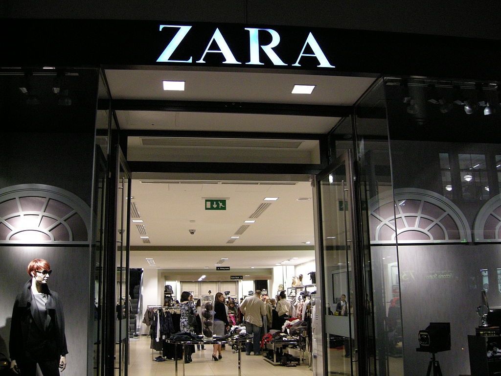 Магазин Zara продав сукню із мертвим щуром