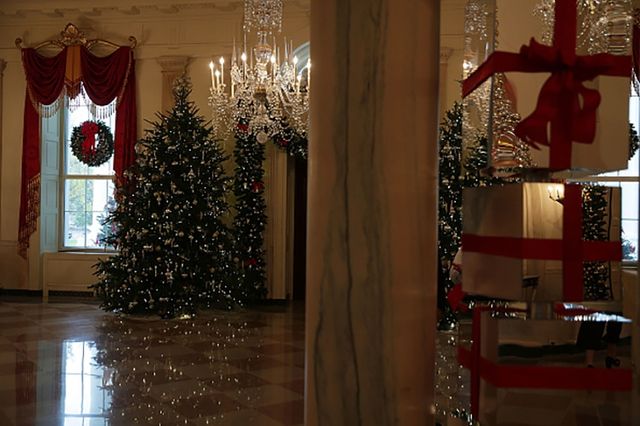 Білий дім прикрасили до Різдва: неймовірні фото - фото 122808